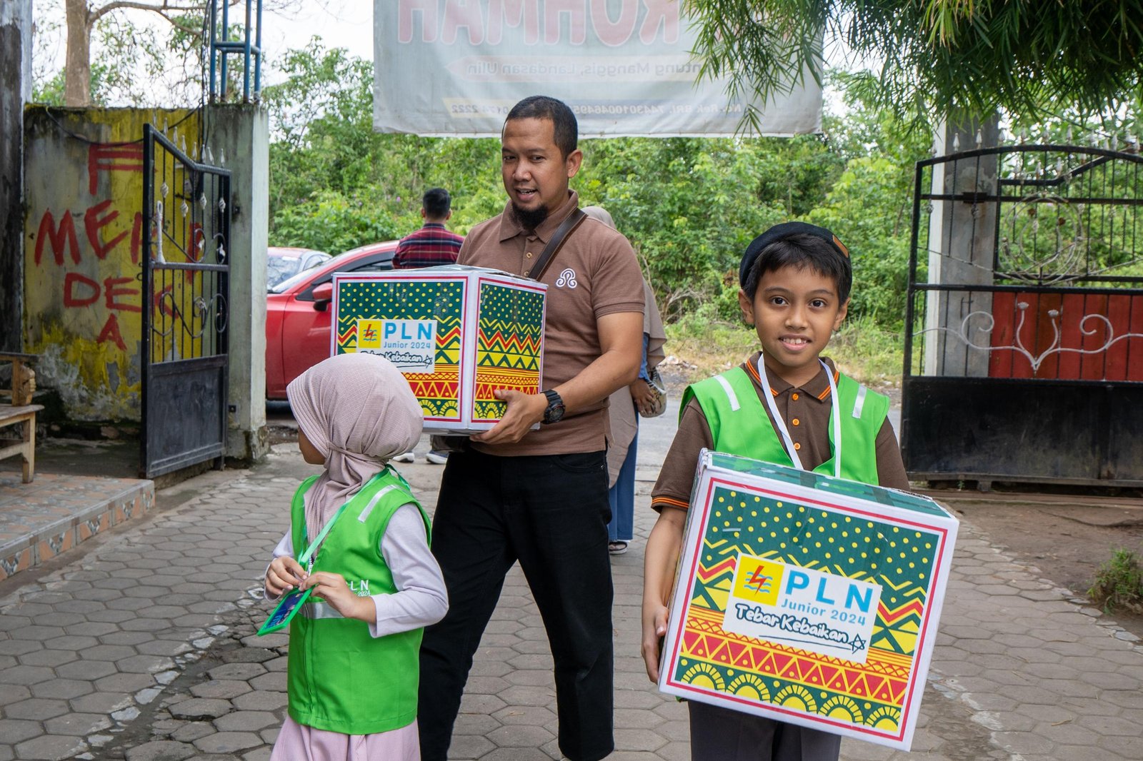 Jelang Hari Anak Sedunia, PLN Junior Tebar Kebaikan ke Rumah Anak Yatim Ar-Rohmah Banjarbaru