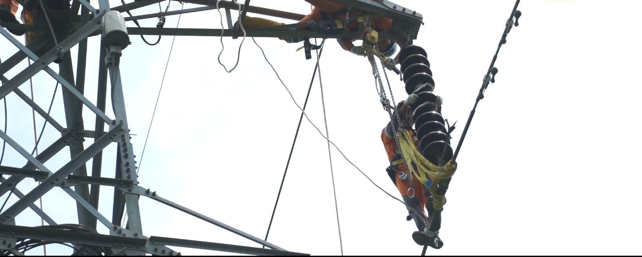 Gerak Cepat PLN Tangani Gangguan Isolator Putus di Jaringan Transmisi Parit Baru - Senggiring
