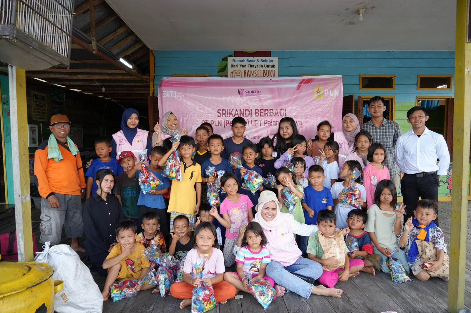 Peringati Hari Anak Sedunia, PLN Terangi Harapan Anak Lewat Donasi Buku di Kalteng