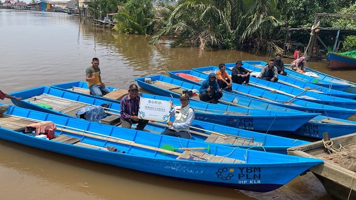 Momen HLN ke-79, YBM PLN Berikan 9 Perahu Cahaya Bagi Nelayan Pesisir Sungai Kakap