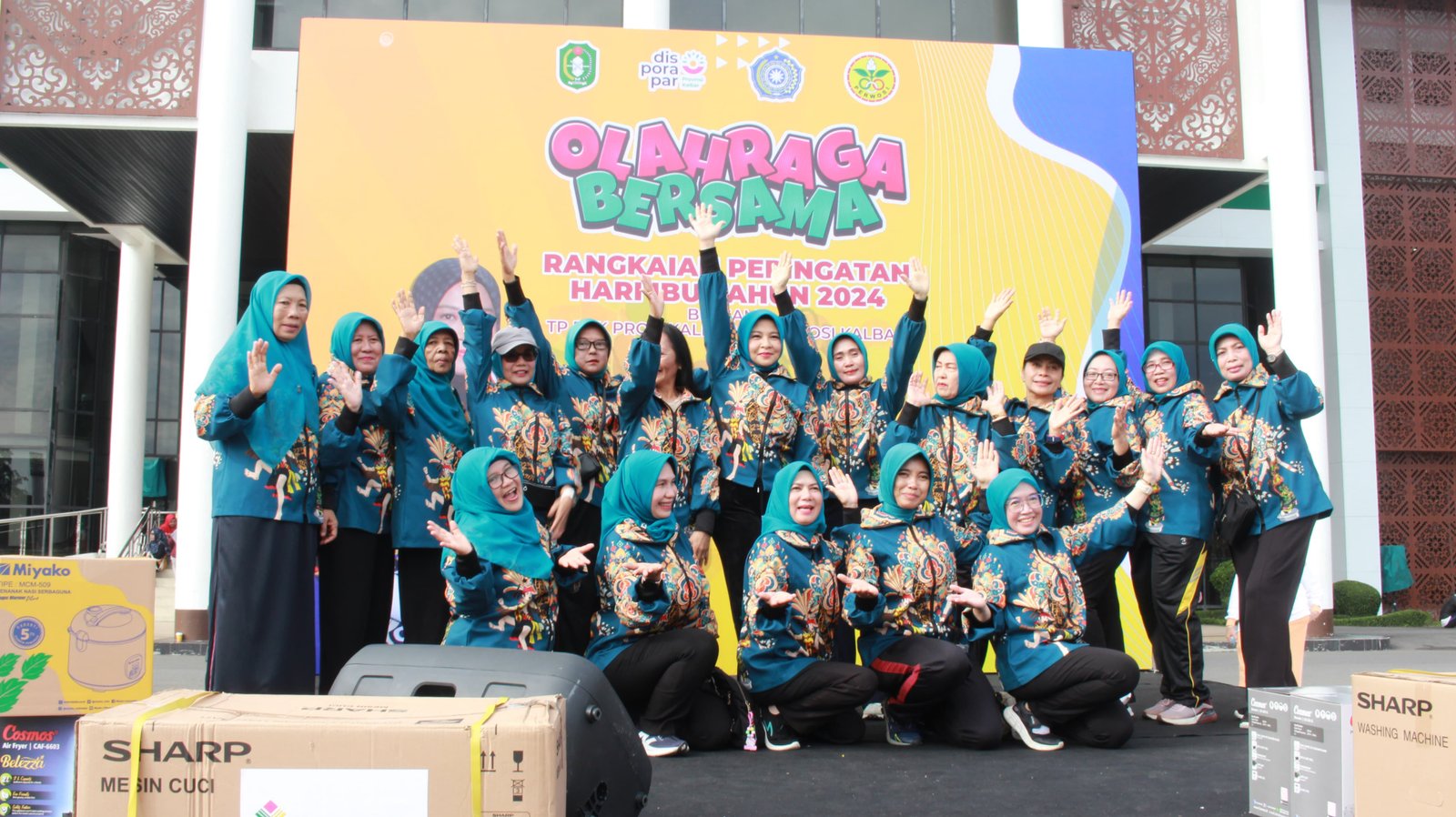 TP PKK Kalbar Gelar Olahraga Bersama Sebagai Rangkaian Acara Peringatan Hari Ibu