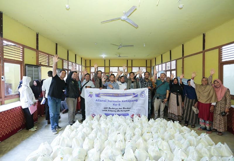 HUT ke-5, AJK Bagikan 200 Paket Sembako Secara Gratis