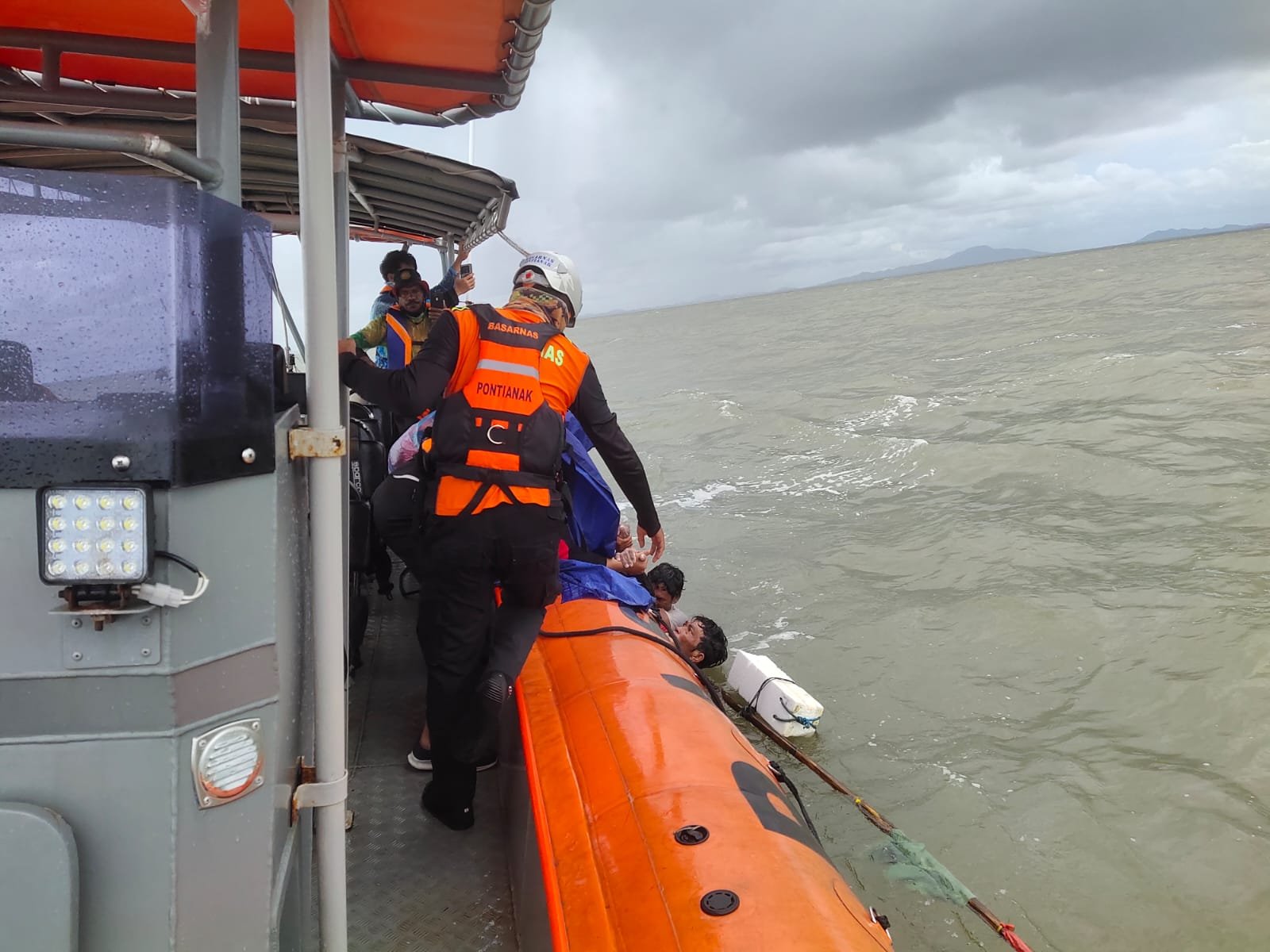 Dua Nelayan Rajungan Ditemukan Selamat di Laut Ketapang