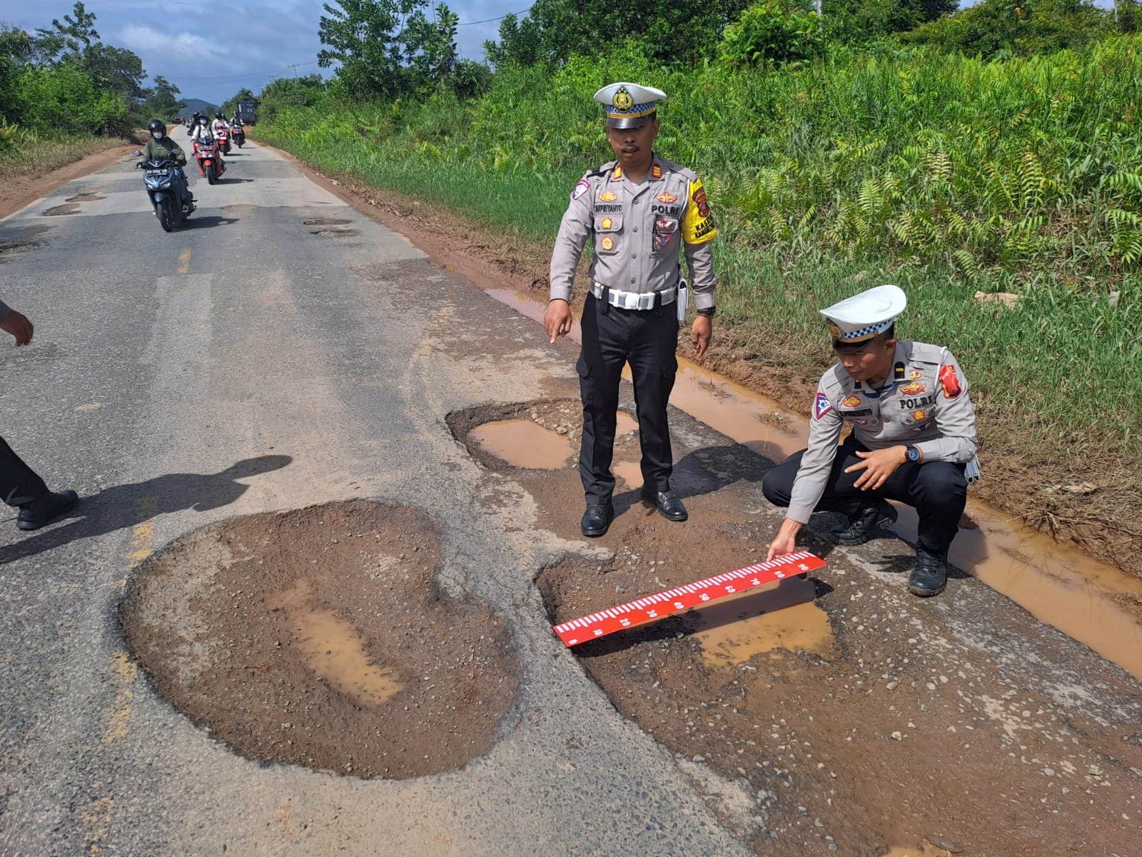 Lubang Jalan di Km 36 Trans Kalimantan Telan Nyawa, Polisi Lakukan Penanganan Darurat