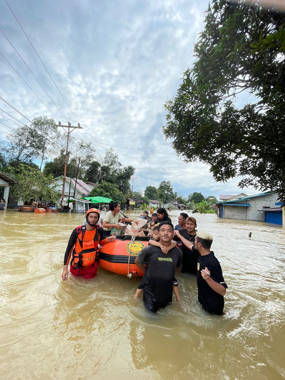 Banjir Landa Kabupaten Landak, Tim SAR Gabungan Evakuasi Ibu Hamil