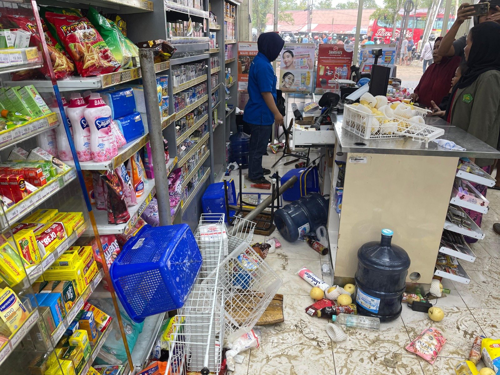 Diduga Alami Gangguan Jiwa, Pria Mengamuk dan Rusak Indomaret di Kubu Raya