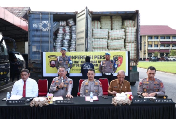 Polda Kalbar Amankan Empat Kontainer Pakaian Bekas Ilegal Senilai 7,3 Miliar