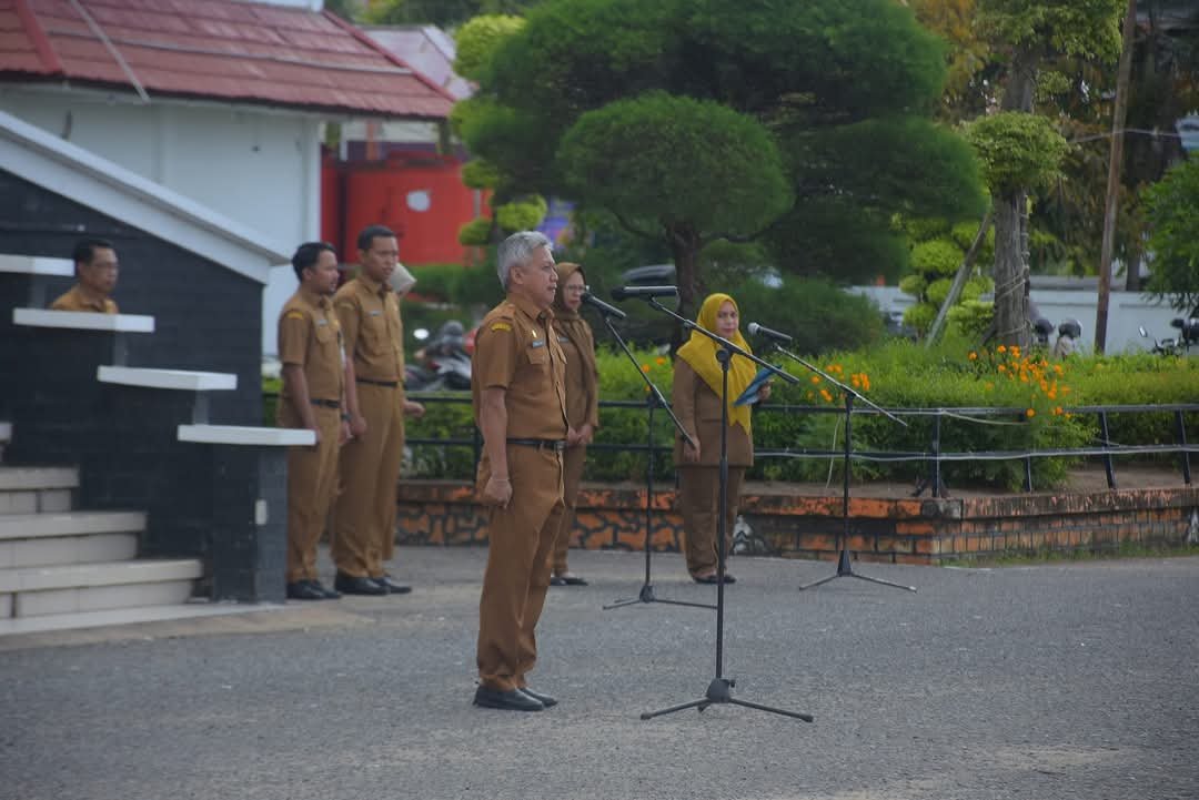Pimpin Apel Pagi, Asisten Sekda Ketapang Tekankan Soal Kedisiplinan