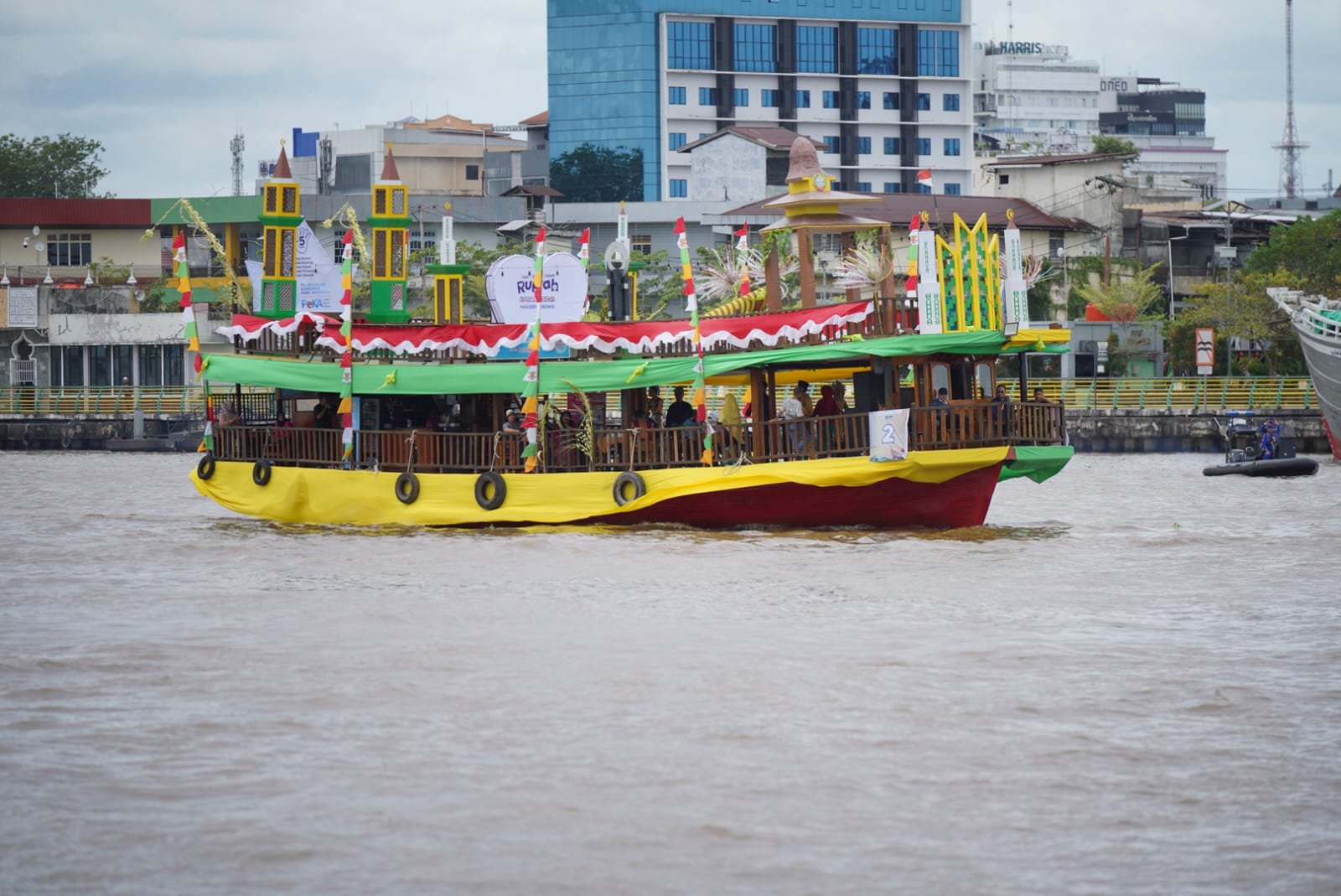 Pontianak Juara 1 Lomba Kapal Hias Saprahan Khatulistiwa