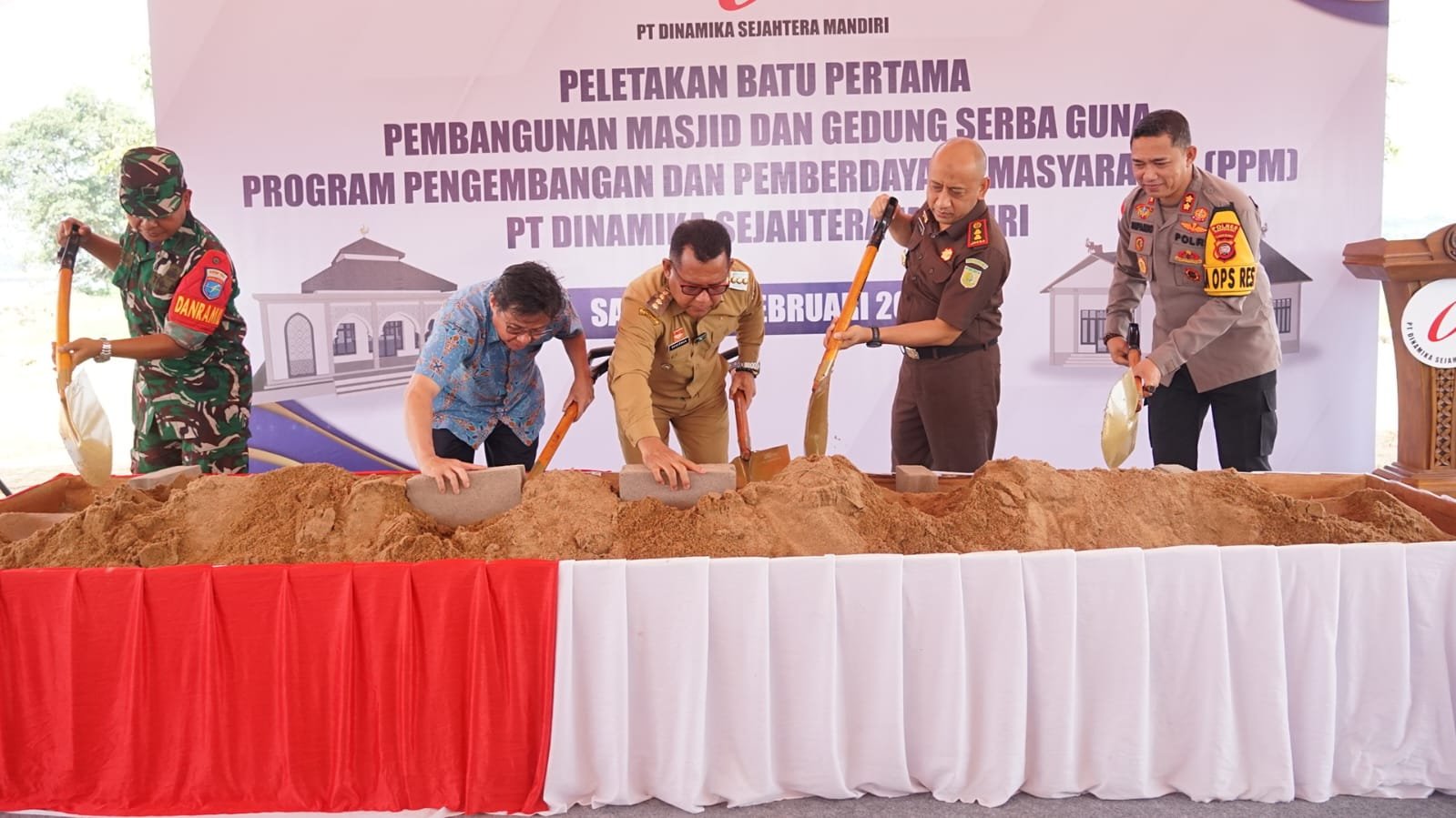 Masjid dan Gedung Serba Guna Desa Sansat Kecamatan Toba Mulai Dibangun