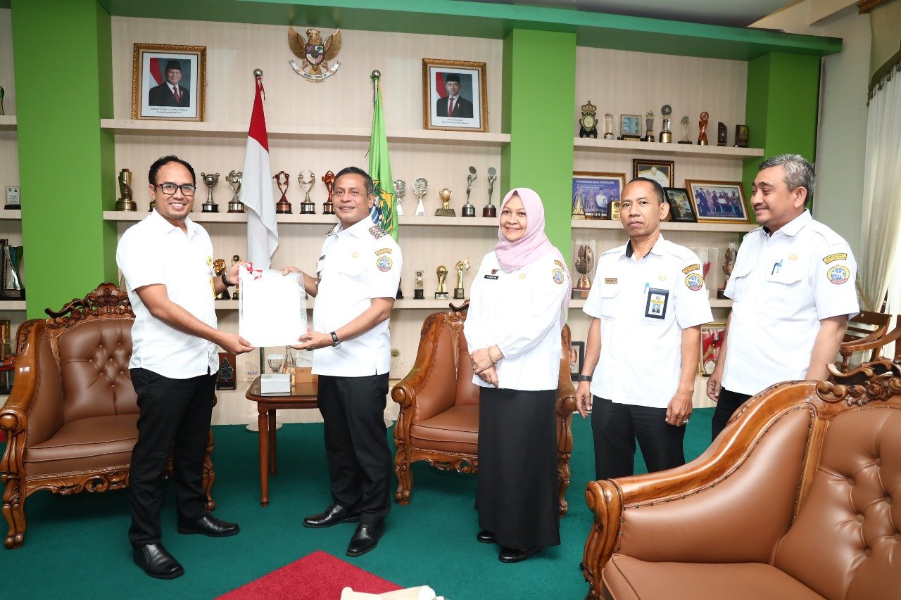 Pemkot Terima Enam Sertifikat Hak Milik dari Kantah Pontianak