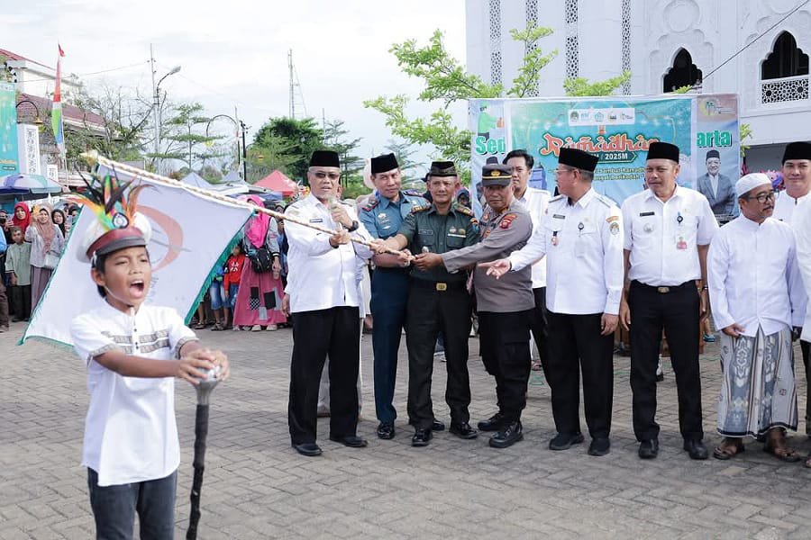 Staf Ahli Bupati Ketapang Lepas Ribuan Peserta Pawai Tarhib Ramadan