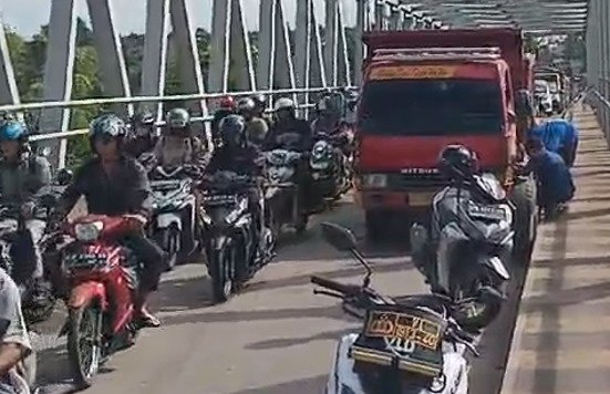 Truk Mogok di Jembatan Kapuas 2, Lalu Lintas Lumpuh Dua Jam