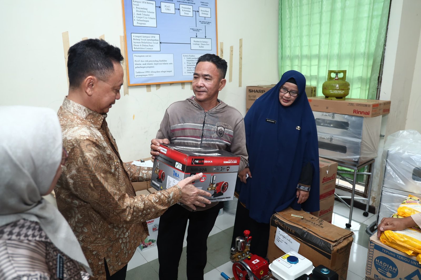 Saparudin Senang Terima Bantuan Alat Cuci Motor dari Wali Kota Pontianak