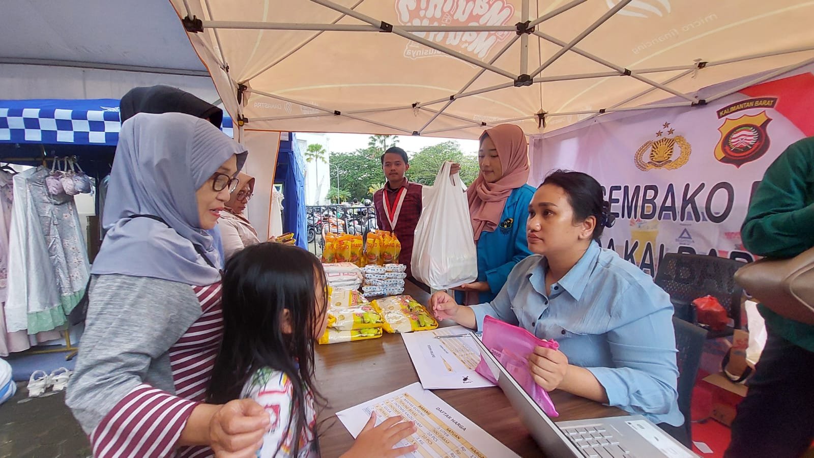 Polda Kalbar dan Mahasiswa Gelar Bazar Murah di Masjid Raya Mujahidin