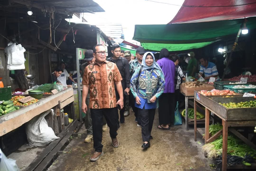 Tinjau Pasar Menanjak, Bupati Sujiwo: Kondisi Harga Stabil