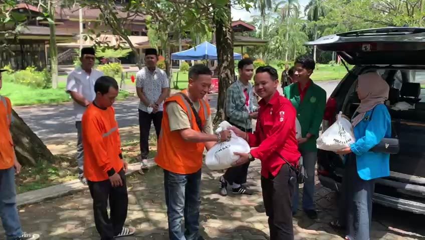 Polda Kalbar dan Mahasiswa Berbagi 200 Paket Sembako untuk Petugas Kebersihan