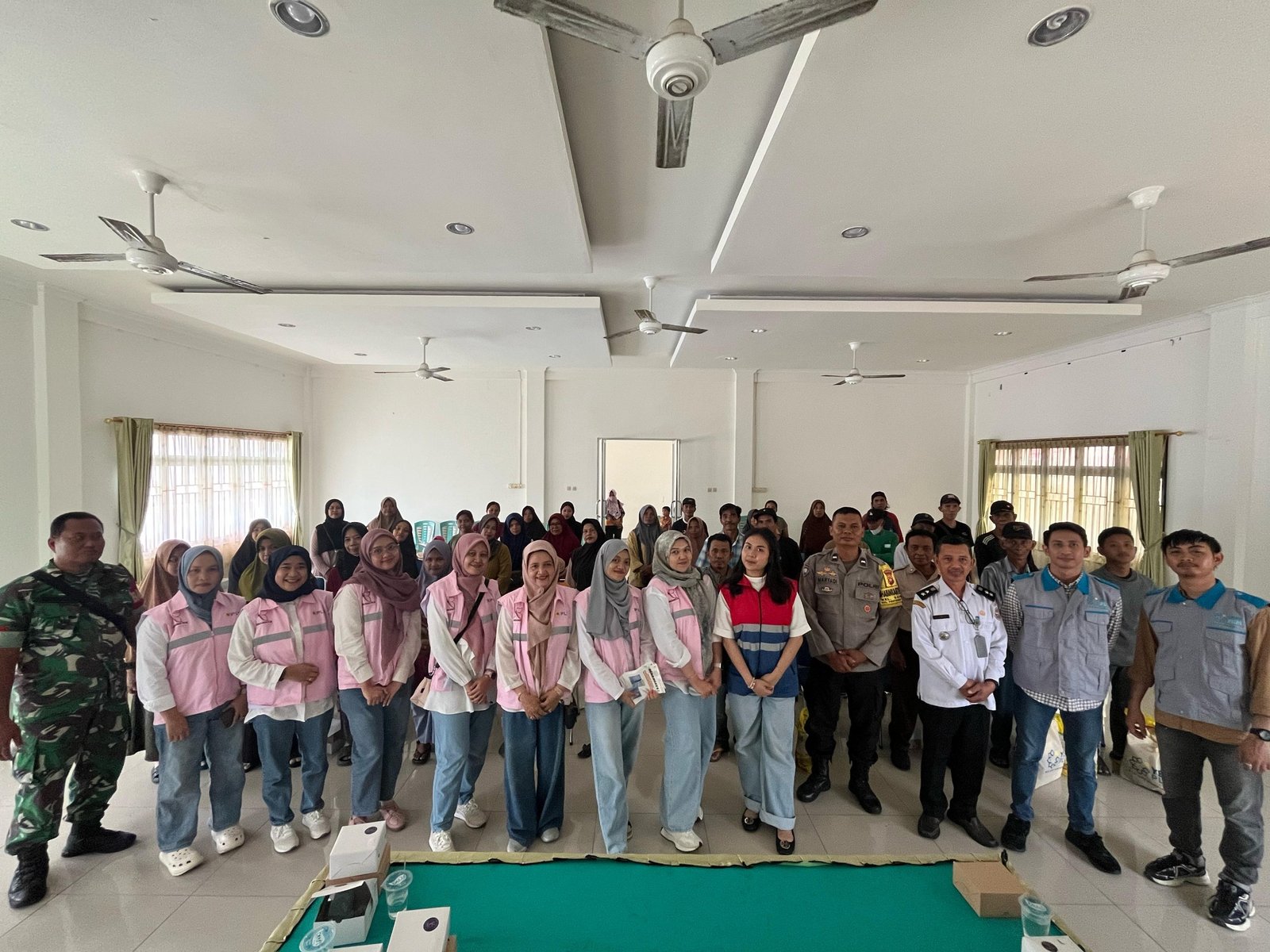 Sambut Ramadhan, Srikandi dan YBM PLN Sosialisasikan Bahaya Listrik dan Berbagi Kebahagiaan ke Masyarakat Desa Saigon