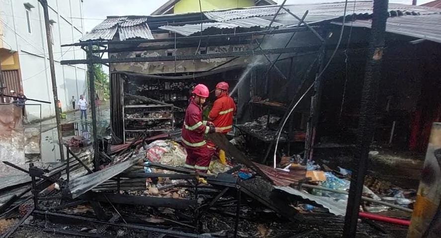 Dua Kios di Pal Lima Pontianak Ludes Terbakar