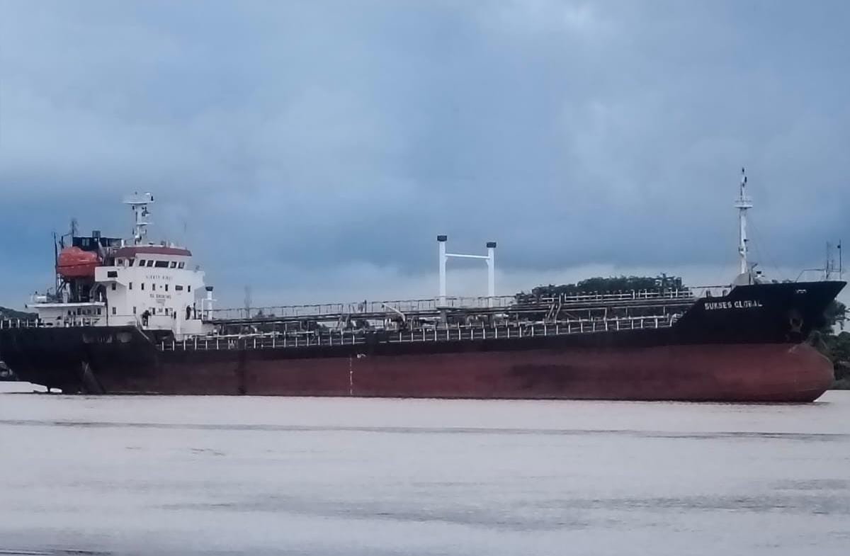 Kapal Tangker Pertamina "Kencing" di Sungai Kapuas Pontianak