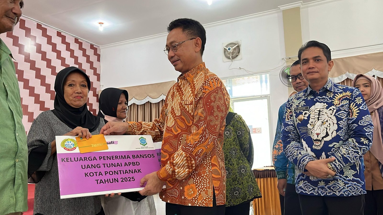 Pemkot Pontianak Serahkan Bansos Tunai, Prioritaskan Kesejahteraan Warga