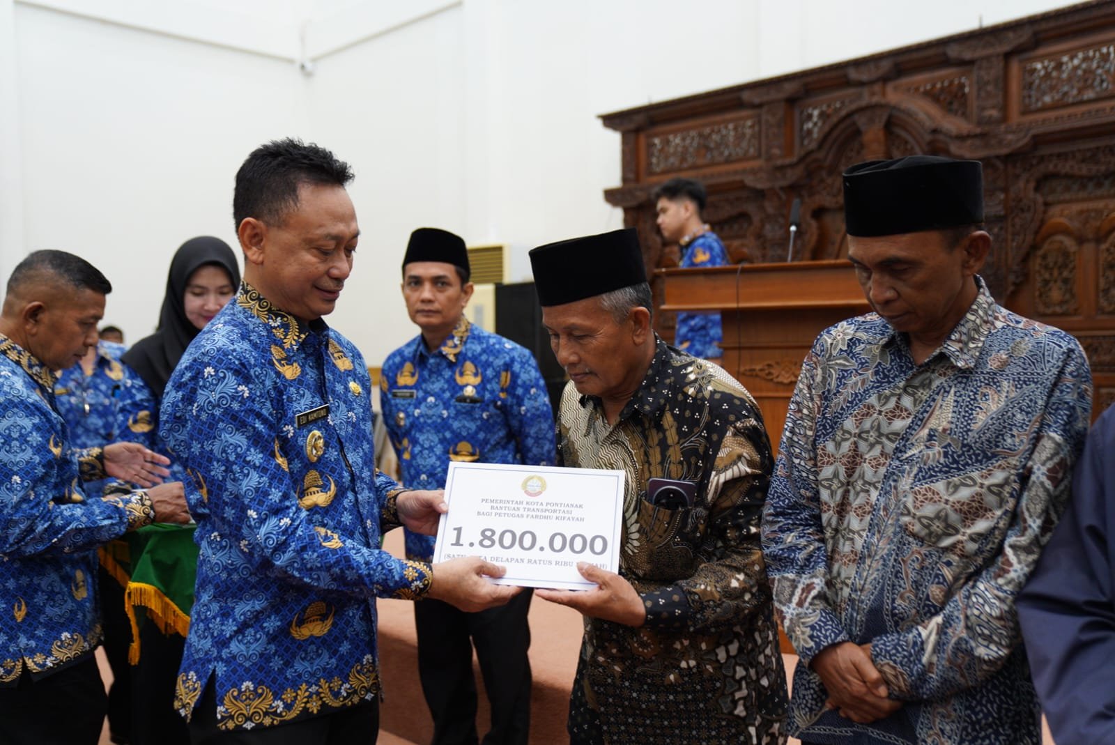 Pemkot Pontianak Salurkan Bantuan Uang Transportasi kepada Petugas Fardhu Kifayah dan Guru Madrasah
