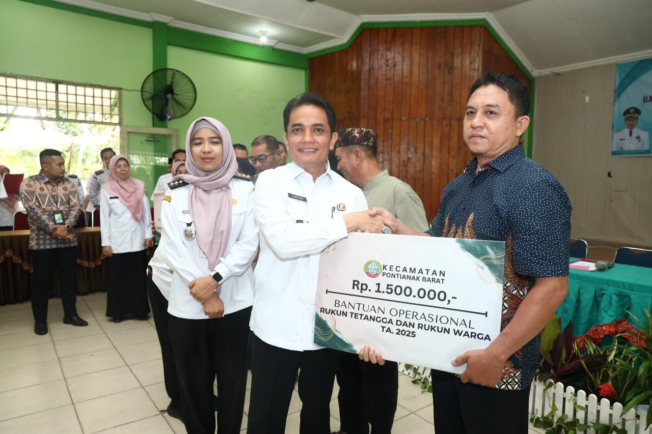 Pemkot Pontianak Serahkan Bantuan Operasional kepada 666 RT-RW di Pontianak Barat