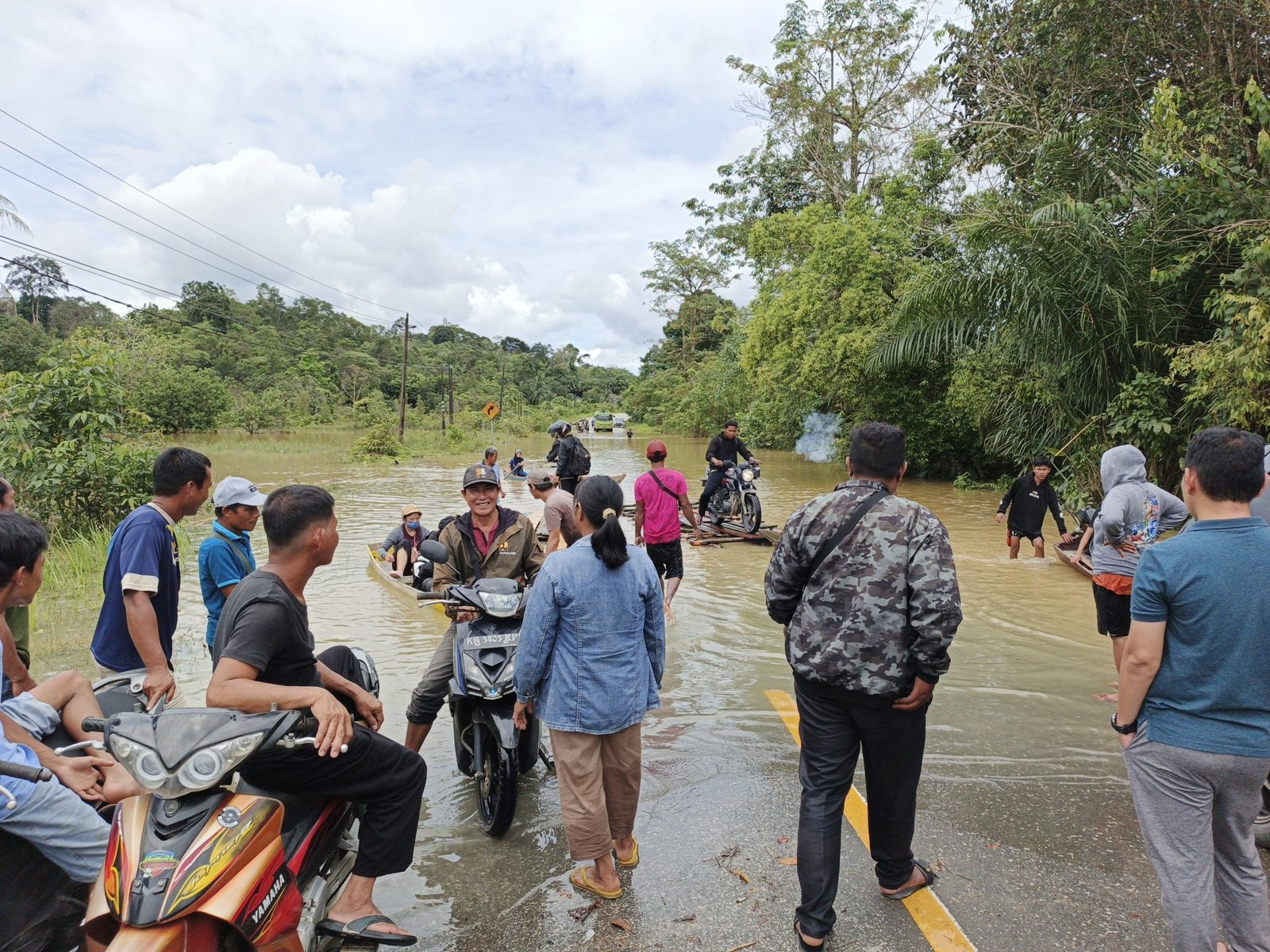 Banjir Lumpuhkan Akses Jalan Negara di Beduai Kabupaten Sanggau 