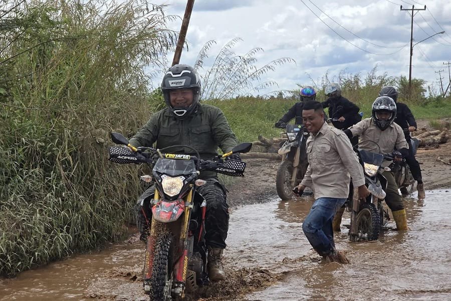 Bupati Alex Komitmen Perbaiki Ruas Jalan Pelang - Batu Tajam