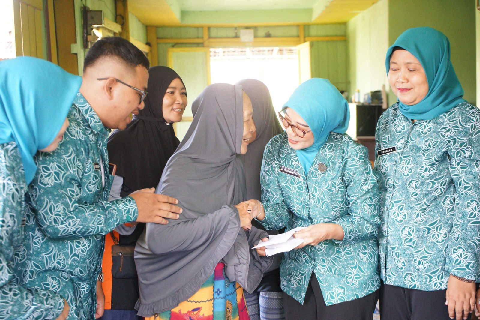 PKK Kota Pontianak Salurkan Bantuan kepada Lansia Kurang Mampu