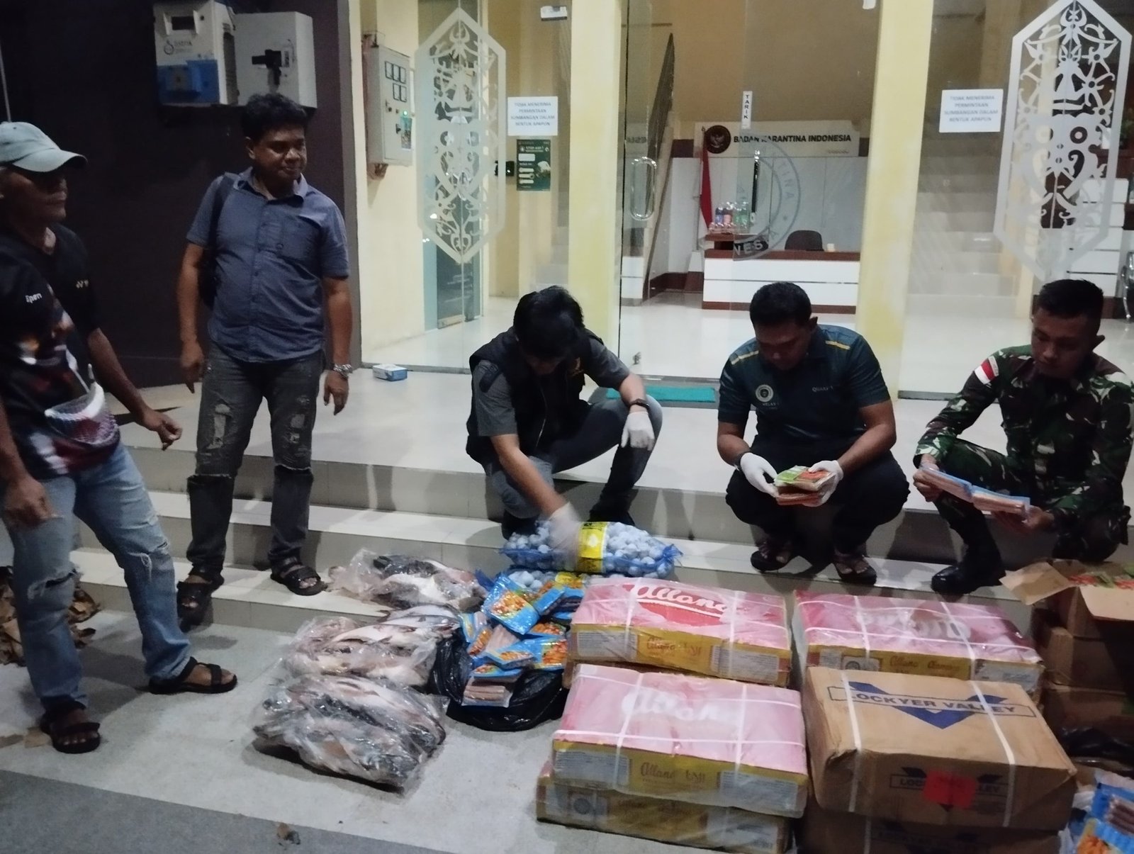 Karantina Kalbar bersama Satgas Pamtas dan BC Gagalkan Penyelundupan Barang Ilegal