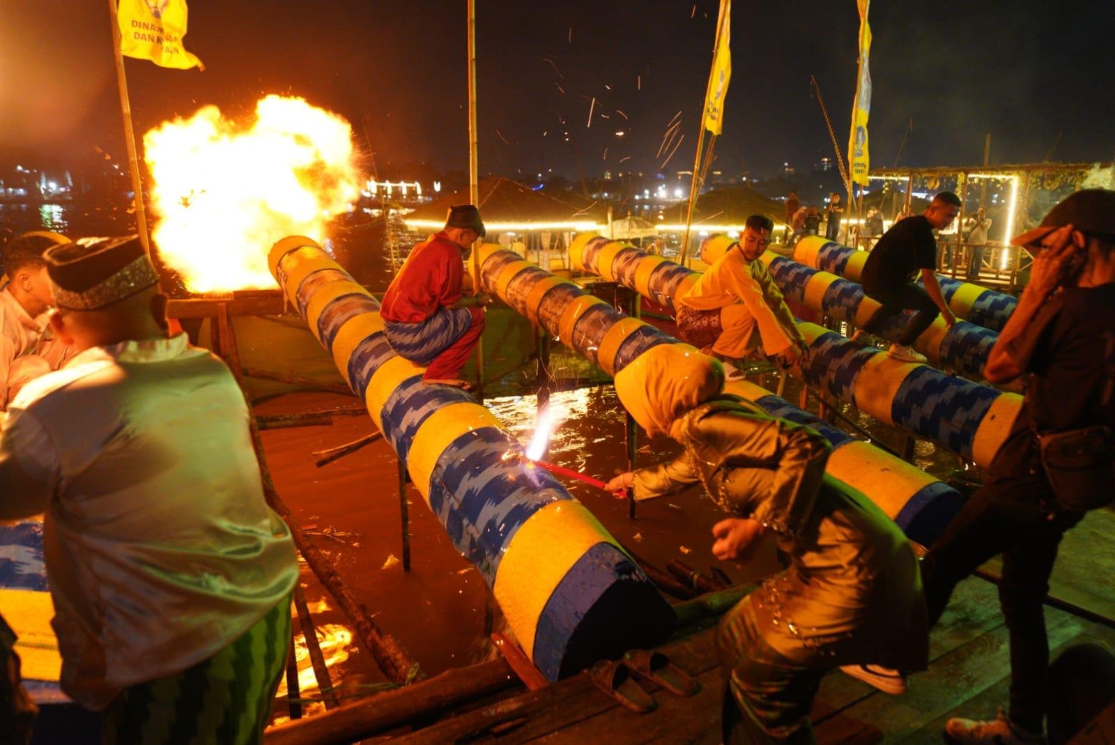 236 Meriam Karbit Meriahkan Malam Lebaran di Pontianak