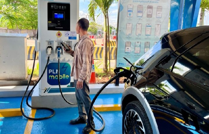 Kunjungi SPKLU di Banten, Menteri ESDM Apresiasi Kesiapan PLN Sambut Musim Mudik Lebaran 2025