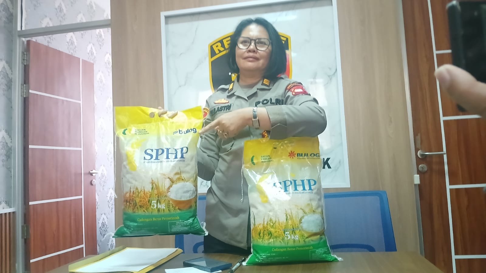 Polisi Sita 6 Ton Beras Oplosan SPHP di Kota Pontianak