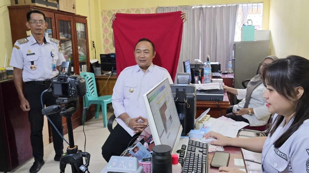 Bupati Ketapang Sambangi Disdukcapil, Pastikan Pelayanan Berjalan Optimal