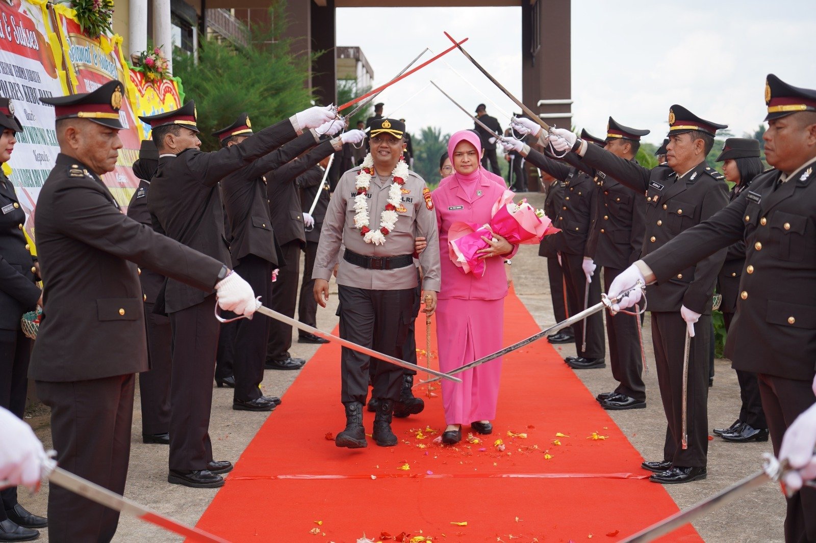 Kapolres Kubu Raya Resmi Berganti, AKBP Kadek Ary Mahardika Disambut Tradisi Pedang Pora