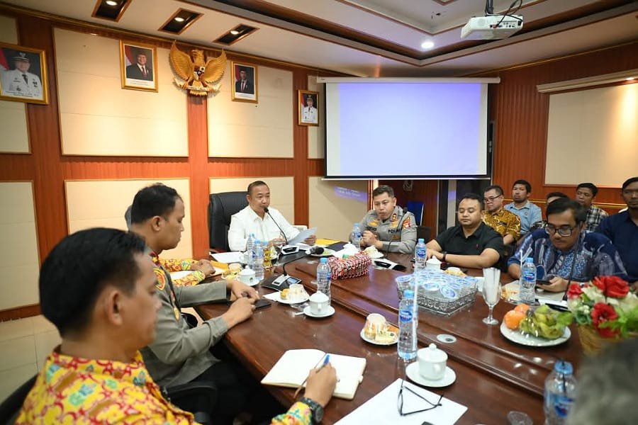 Bupati Alex Pimpin Rapat Penyelesaian Konflik Lahan Antara Warga Pelanjau Jaya dan PT Minamas