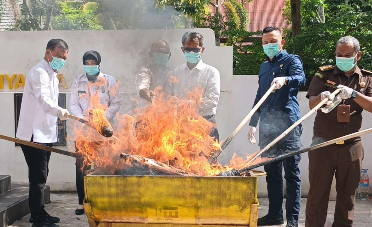 Kejari Pontianak Musnahkan Barang Bukti 106 Kasus Kejahatan