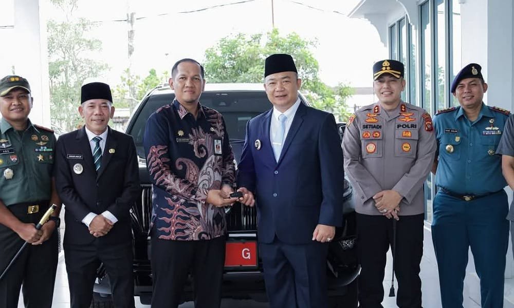 Pemkab Ketapang Serahkan Kendaraan Dinas Bupati dan Wakil Bupati