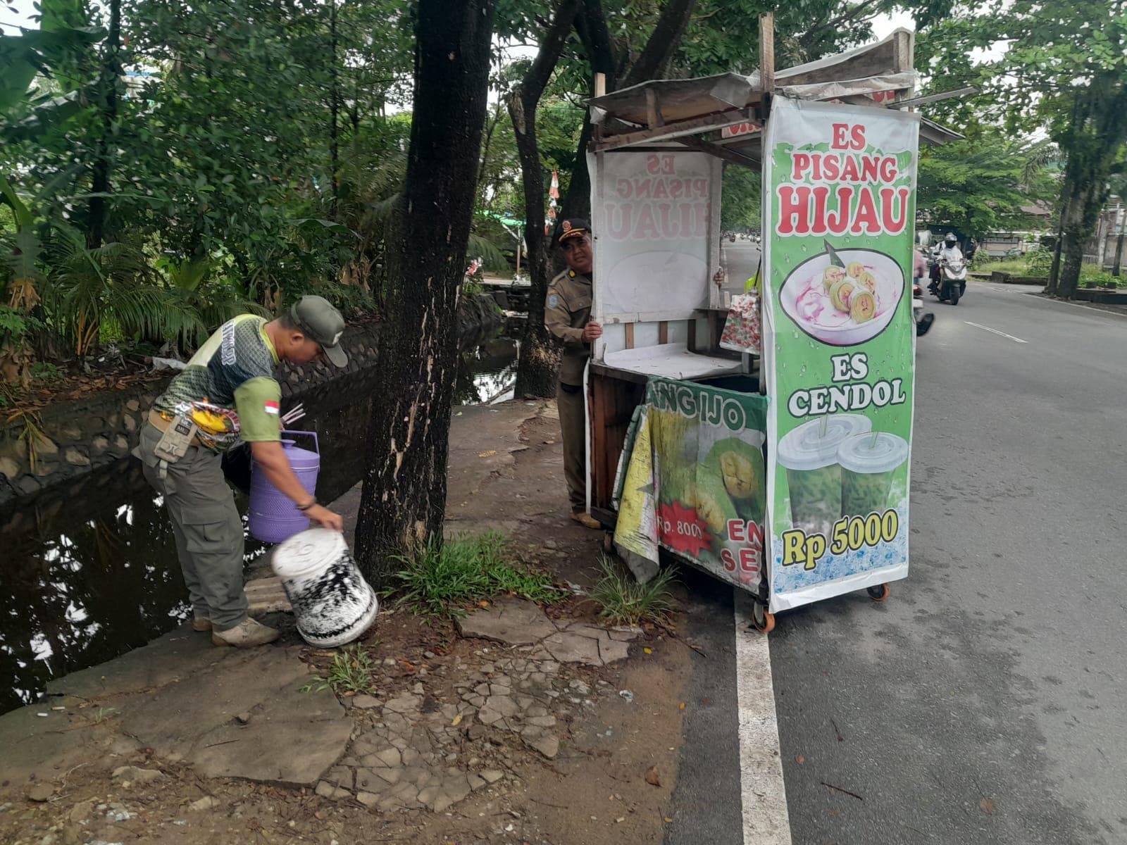 Satpol PP Pontianak Tertibkan 16 Lapak PKL di Jalan Ampera
