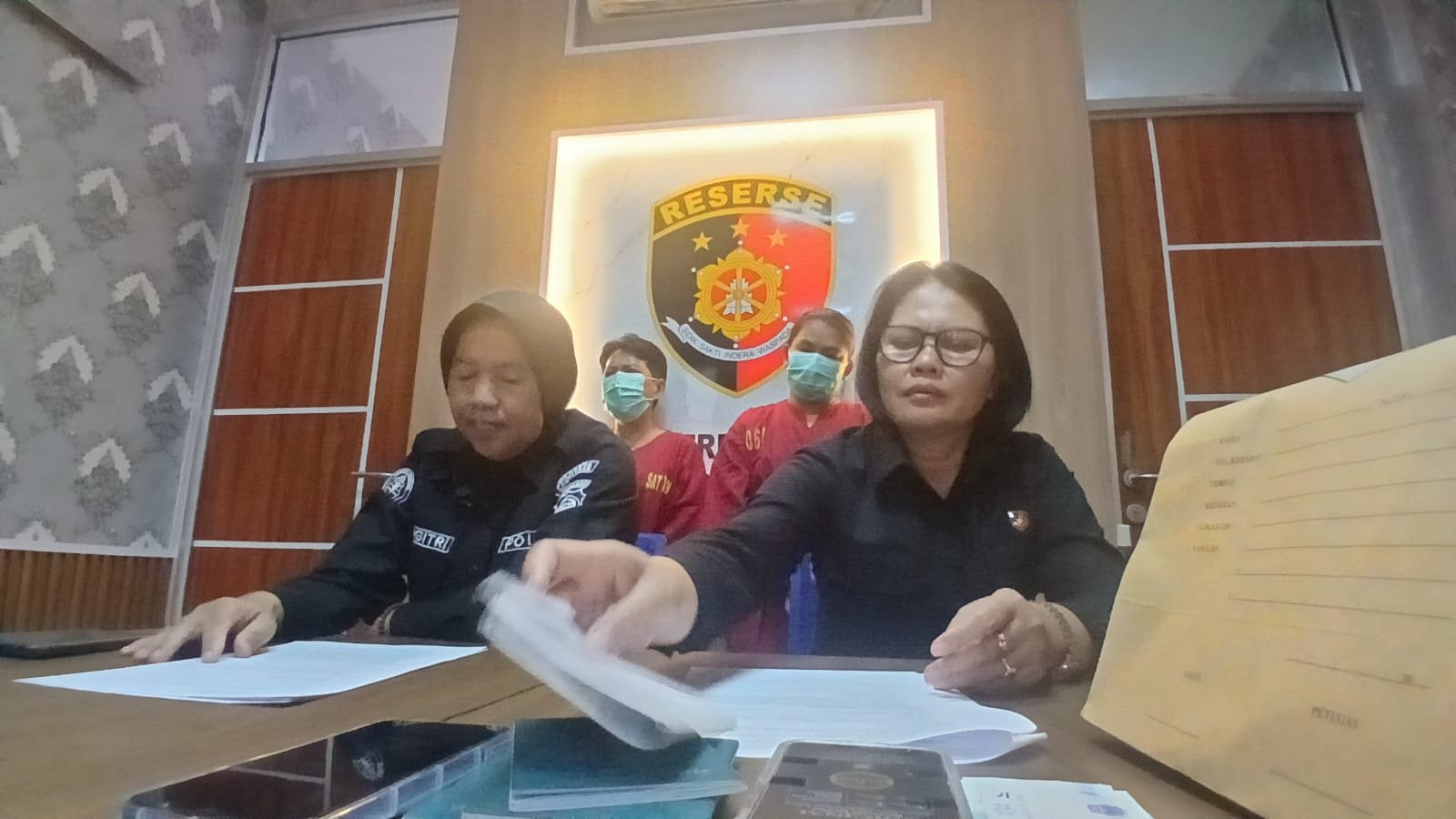 Menangis, Ibu dan Anak Penjual Wanita ke China Diancam Hukuman di Atas Lima Tahun Penjara