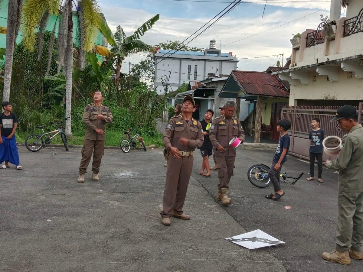 Langgar Perda 19 Tahun 2021, Satpol PP Pontianak Tertibkan Permainan Layangan di Sejumlah Tempat