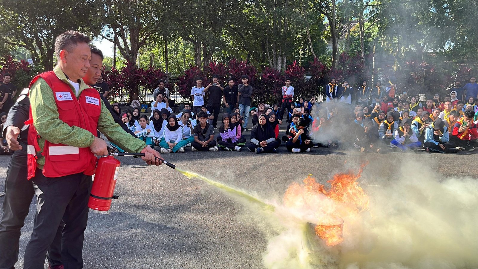 Tanggap Bencana, Relawan PMR Dilatih Tangani Situasi Darurat Kebakaran