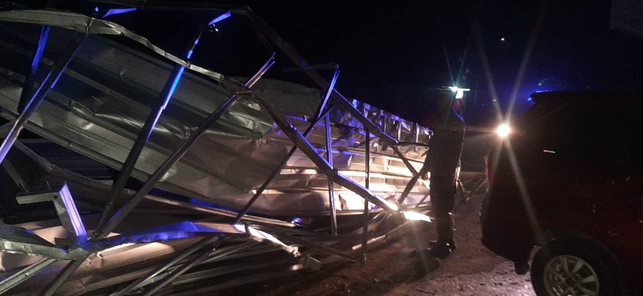 Cuaca Ekstrem Landa Kubu Raya: Puluhan Rumah Rusak, Pemotor Tertimpa Pohon Besar