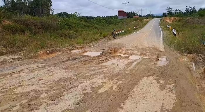 Baru Dibangun PT Adhi Karya, Jalan Nasional di Perbatasan Kapuas Hulu Sudah Rusak