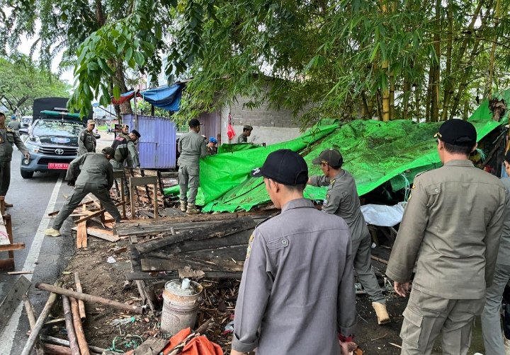 Satpol PP Pontianak Tertibkan Lapak PKL Buah Musiman di Pal Lima