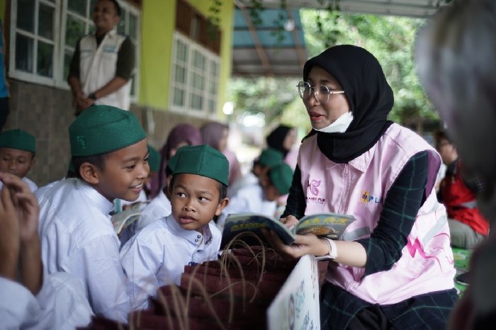 YBM dan Srikandi PLN UP2B Kalselteng Peringati Hari Buku Sedunia dengan Aksi Berbagi Buku
