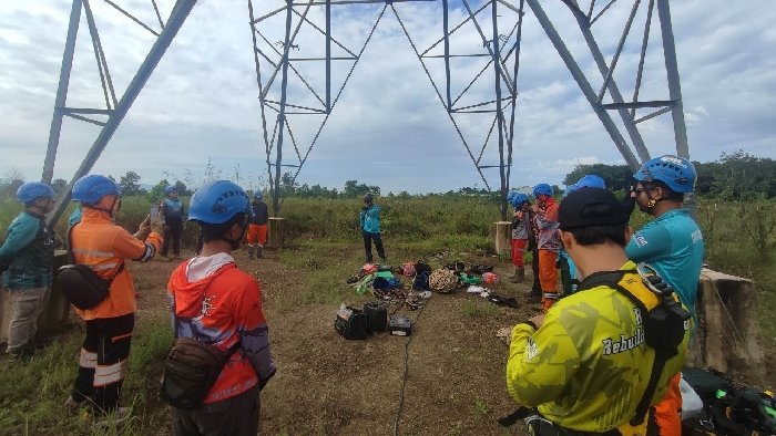 PLN Bergerak Cepat, Travers Tower dari Mantuil Dibongkar untuk Pulihkan Kelistrikan Muara Teweh