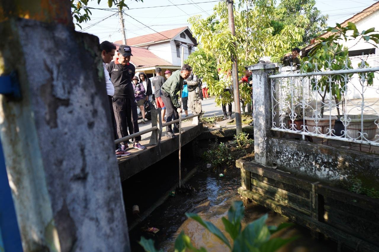 Hari Buruh, Pemkot Pontianak Gotong Royong Bersihkan Parit dan Saluran Air