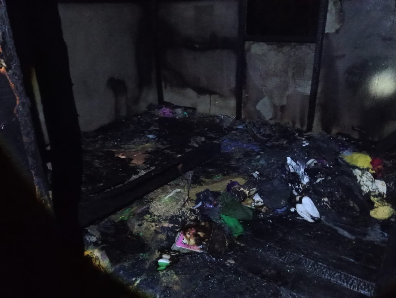 Api Melalap Rumah Kayu di Desa Mega Timur Kubu Raya